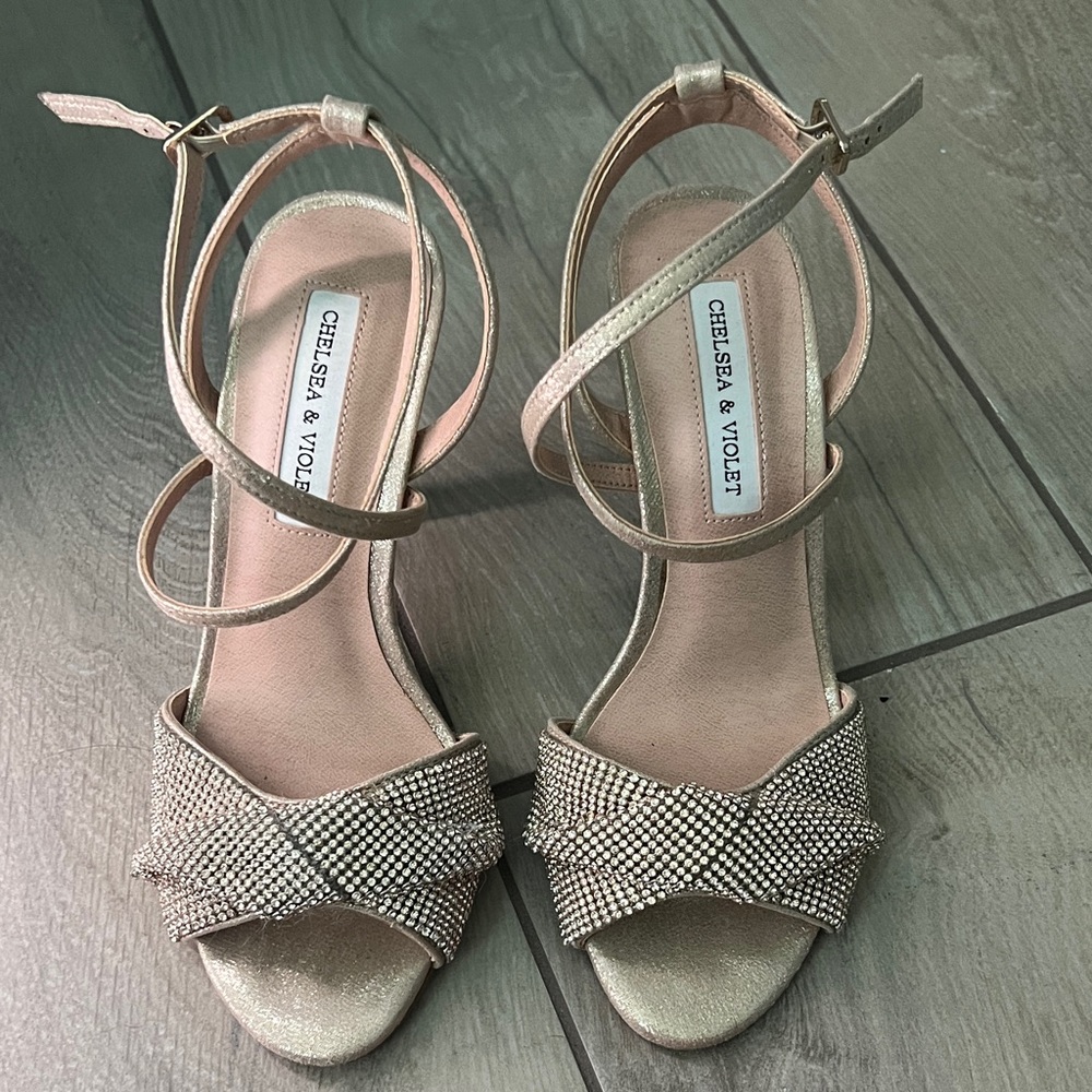 Chelsea & Violet Women's Elegant Gold Heels